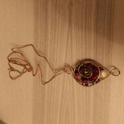 Náhrdelník na kůži