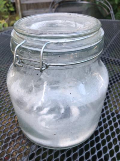 Bytelné sklenice na mouku či potraviny.