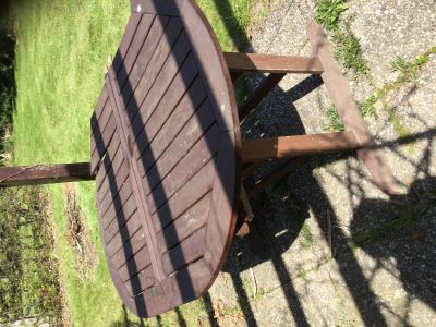 Zahradní stůl z tropického dřeva