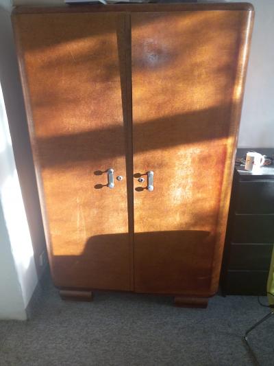 Skříň hnědá barva