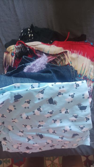 Zbytky látek z oblečení na upcyklaci