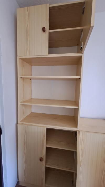 Skříňky v dekoru borovice