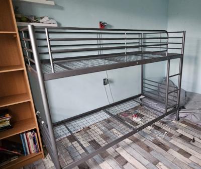 Daruji kovovou palandu po dětech