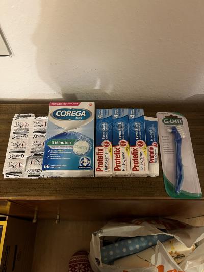 Fixační krémy, tablety na čištění protéz