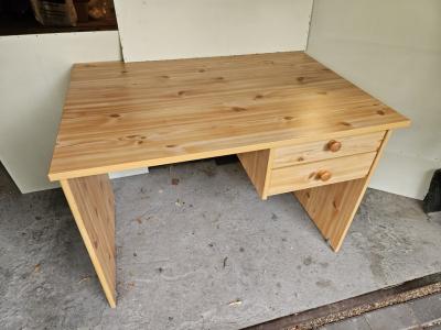 DARUJI  DVA DĚTSKÉ PSACÍ STOLY