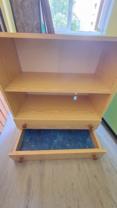 Kombinovaná skříňka regály a zásuvky