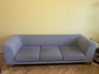 Šedá třímístná pohovka