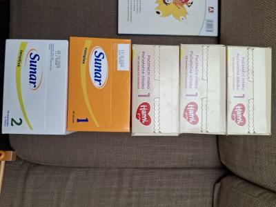 Počáteční mléka různých značek