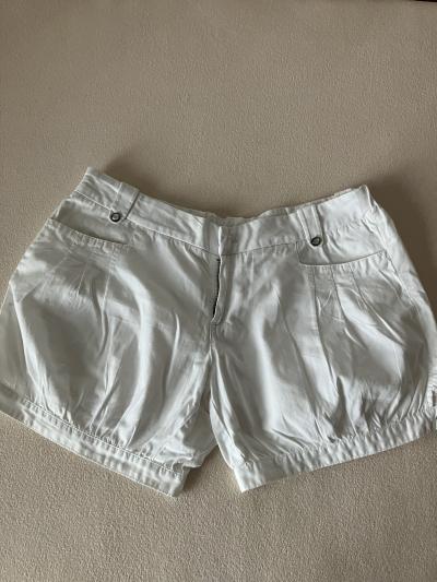Bílé letní šortky L
