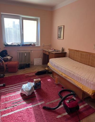 Psací stůl a postel