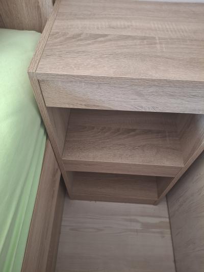 Malou poličku/noční stolek