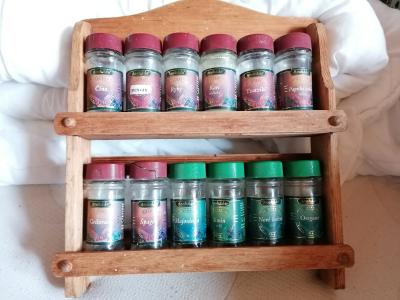 Polička s 12 kořenkami