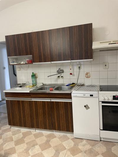 Kuchyňské skříňky a linka s dřezem