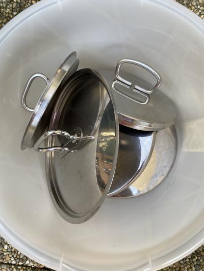 Zbytky nádobí z kuchyně