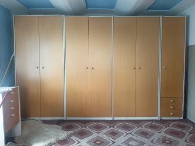 Daruji za odvoz skříně z ložnice