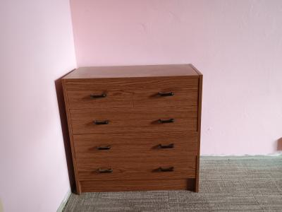 Skřínka (6x), židle (3x), postel (2x), stůl (2x) a lednice