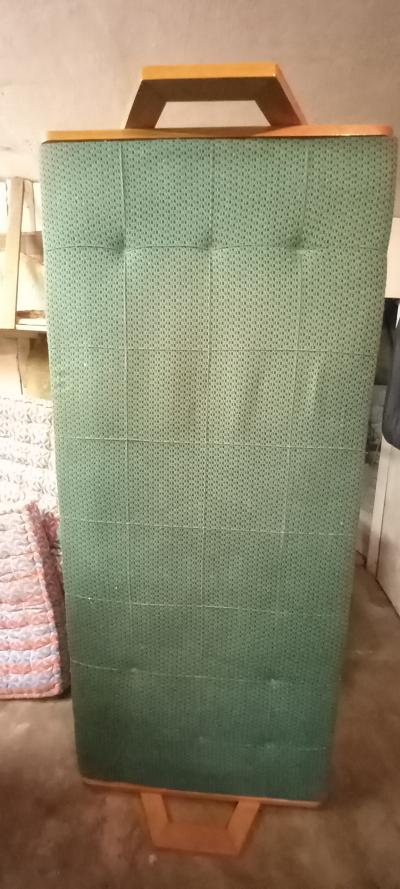 Daruji starou postel a stolek