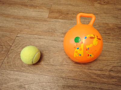 Gumový míček - uvnitř rolnička. Lze dofouknout.