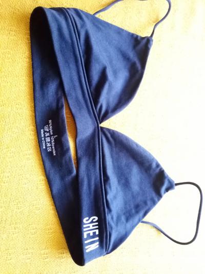 malá černá dívčí podprsenka