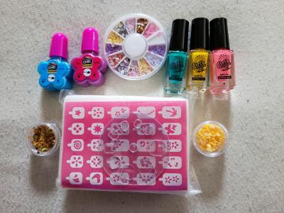 Laky na nehty a třpytky