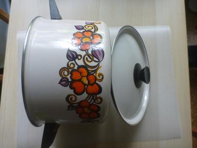 Smaltovaný hrnec s pokličkou