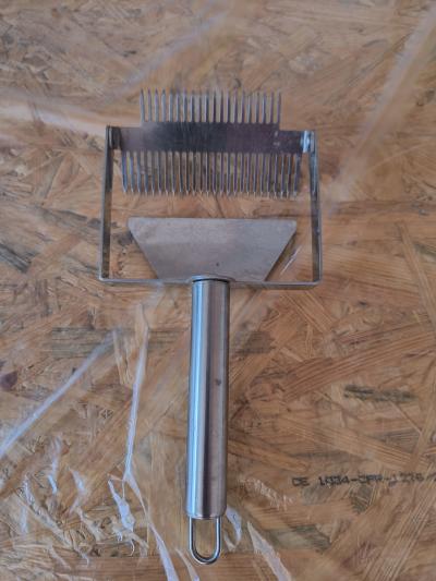 Odvíčkovací vidlička na medobraní