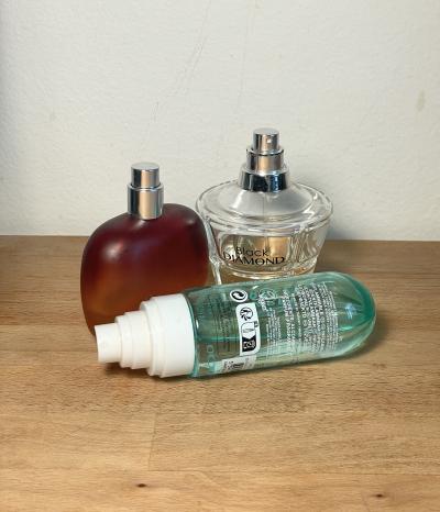 3 ks parfémů, napůl spotřebované