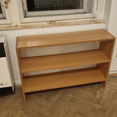 Polička z dřevotřísky