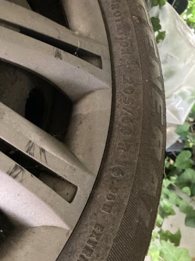 4 plechové disky se zimními pneumatikami