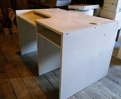 Velký bílý psací stůl např. pro PC do kanceláře