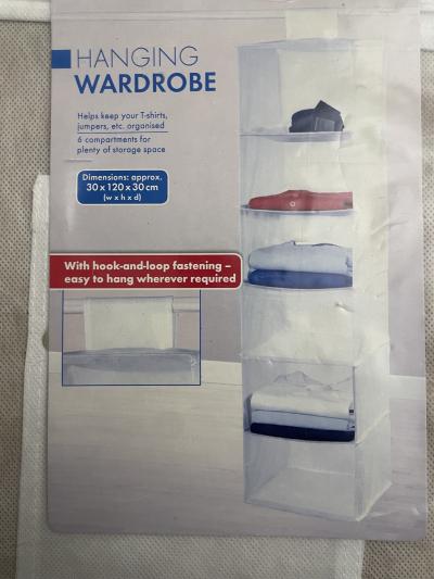 Nerozbalená závěsná skříň