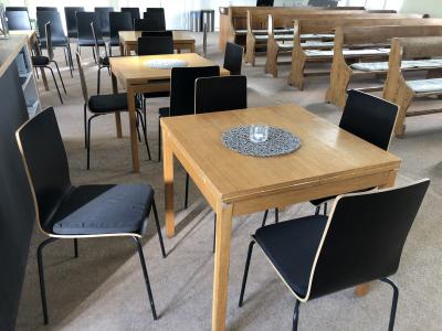 Nabízíme za odvoz 4 staré dřevěné stoly