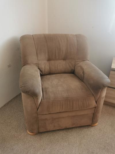 Křeslo s taburetkou