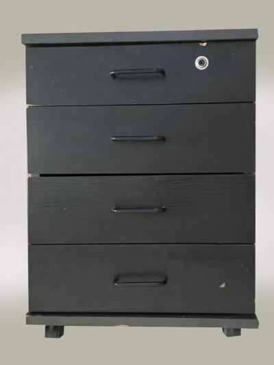 Klasický černý kontejner  na kolečkách