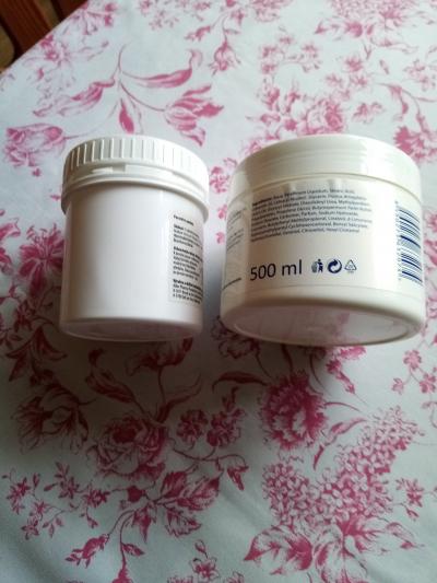 několi krabiček s víčky na závit asi 2dcl