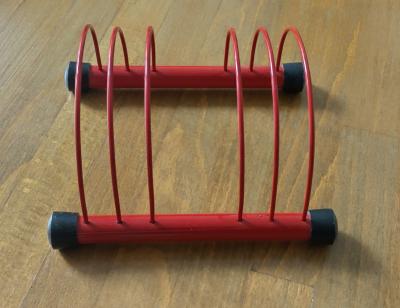 Stojánek na papíry nebo CD na stůl