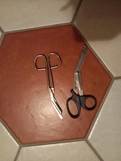 2x nůžky z autolékárny