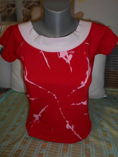 Tričko červené.