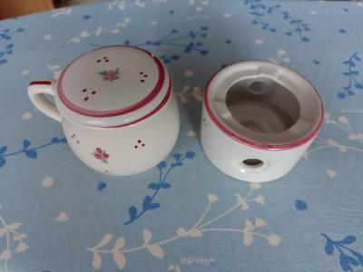 keramický hrnek s ohřívacím podstavcem