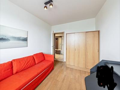 Šatní skříň a gauč / sedačka