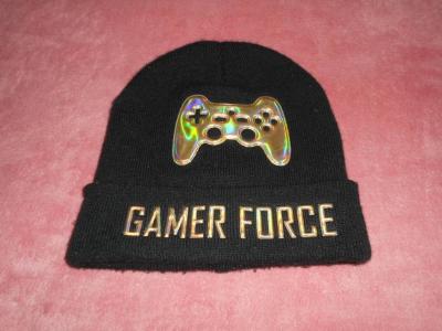 Černá čepice není dětská.