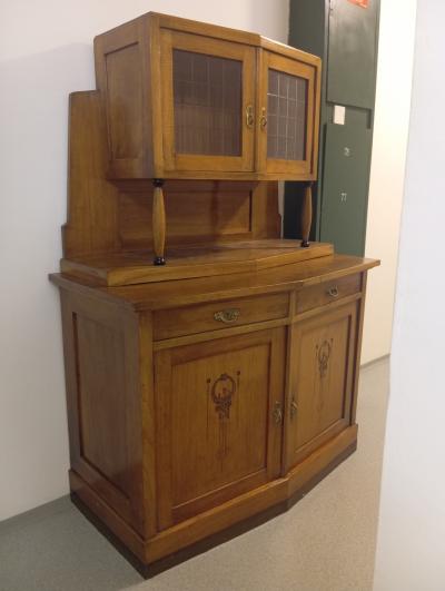 Starožitný dřevěný příborník