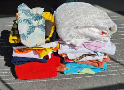 Balík oblečení vel. cca 140-150