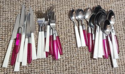 Příbory (celkem 32 kusů)