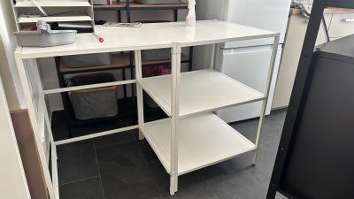 Bílé kovové kredence + bílá pracovní deska