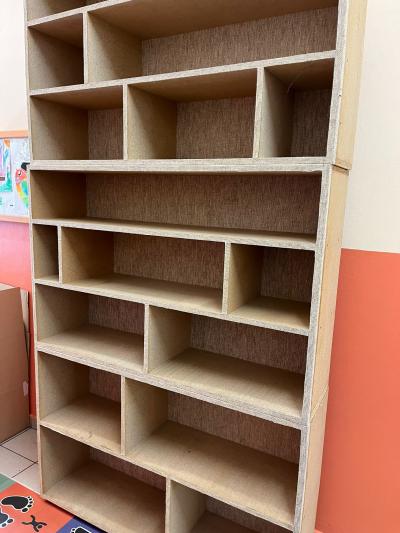 Daruji za odvoz regály