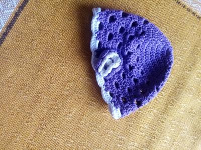 fialová čepička pro miminka