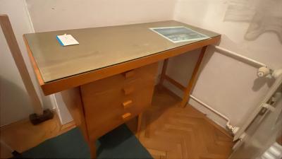 Starší pracovní stůl