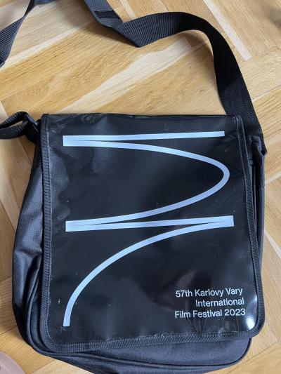 Nová taška z filmového festivalu v KV