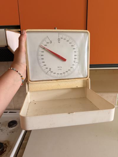 Kuchyňská váha na stěnu